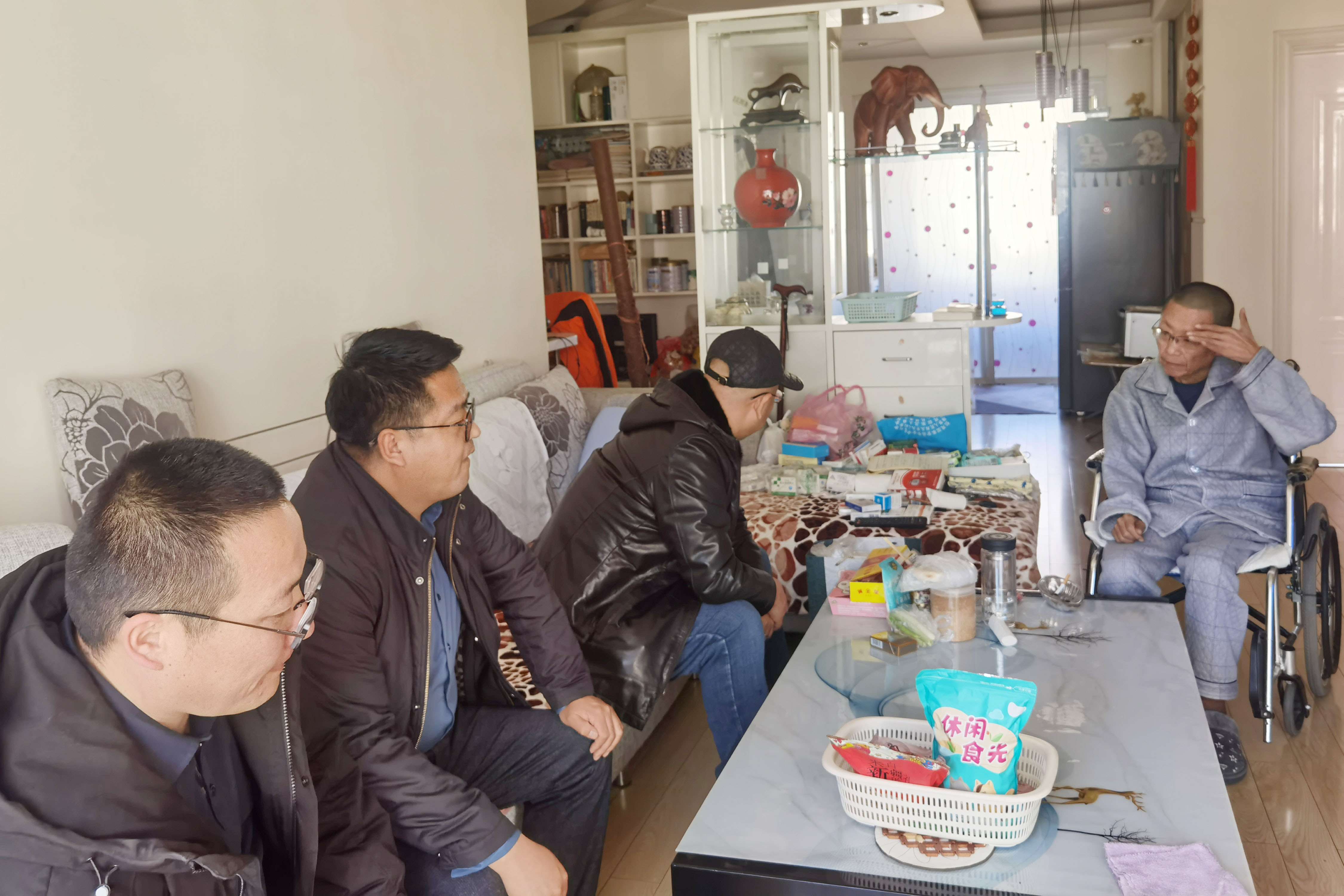 1709170623340527.jpg 慰問退休黨員3.jpg