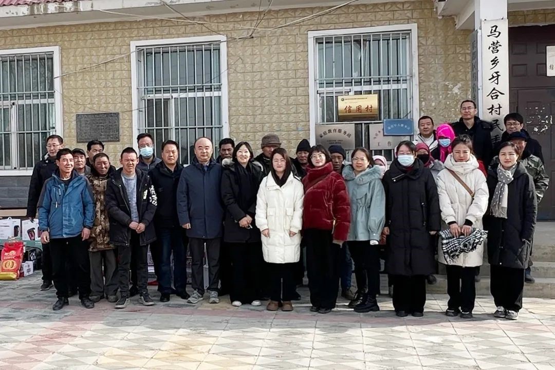 1月26日青海能源集團(tuán)黨委副書(shū)記張繼文、紀(jì)委書(shū)記張春云和青海能投集團(tuán)黨委書(shū)記王春梅等領(lǐng)導(dǎo)，代表兩集團(tuán)黨委深入樂(lè)都區(qū)馬營(yíng)鄉(xiāng)牙合村開(kāi)展節(jié)前走訪慰問(wèn)工作.jpg